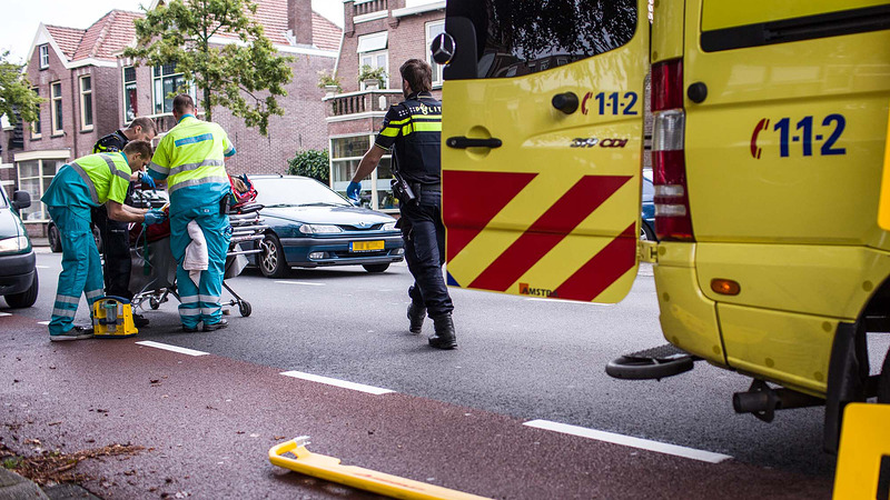 Scooterrijdster gewond door uitwijken voor inparkeerder