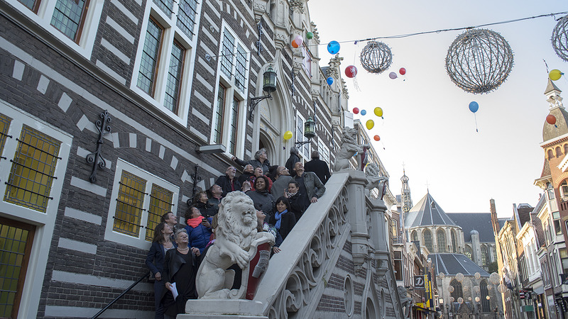 Regenboogvlag en ballonnen bij Alkmaars stadhuis voor Coming Out Dag