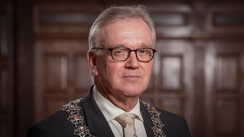 Burgemeester Bruinooge en ex-minister Opstelten aangeklaagd voor leugens in Alkmaarse ‘kinderpornoaffaire’