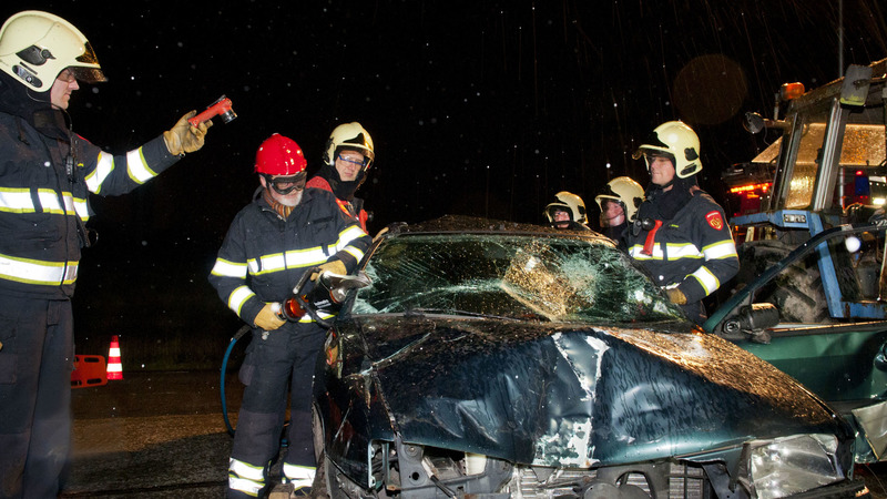 Burgemeester 'bevrijdt slachtoffer uit auto' bij brandweer Stompetoren