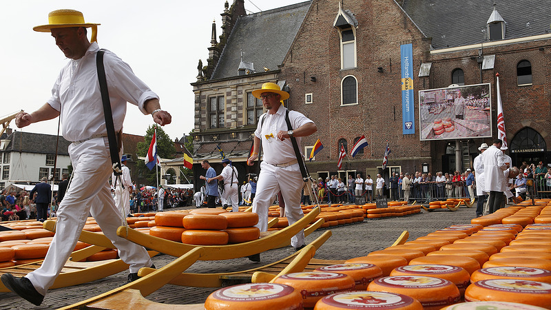 Enthousiasme van inwoners Egmond en Bergen over ingelaste kaasmarktbus