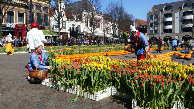 Speciale bloemenkaasmarkt met duizenden tulpen