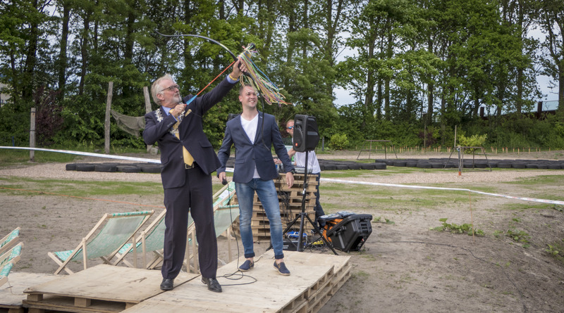 Burgemeester Bruinooge opent Outdoorpark Alkmaar met pijl en boog
