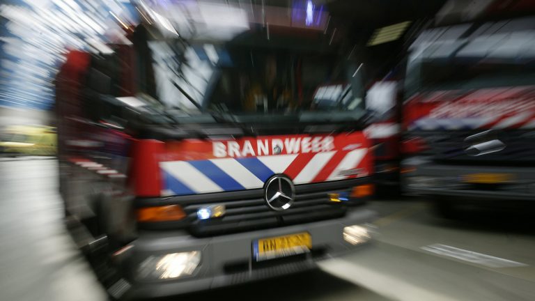 Auto volledig uitgebrand aan Nyenburg in Oudorp