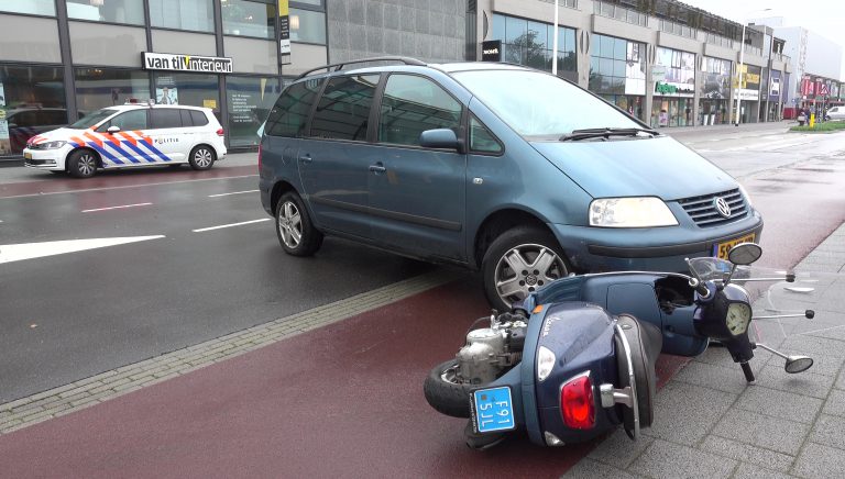 Scooterrijdster gewond na aanrijding op fietspad Noorderstraat
