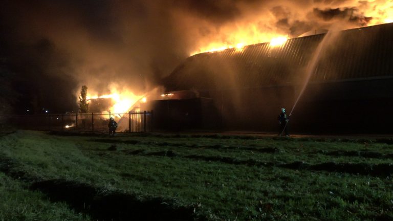 Grote brand verwoest Sportcentrum De Beeck in Bergen