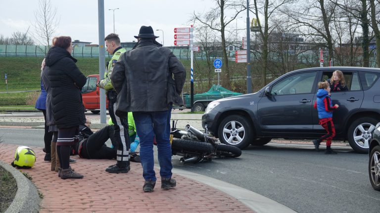 Motorrijder gewond bij bijna-botsing op rotonde Koelmalaan