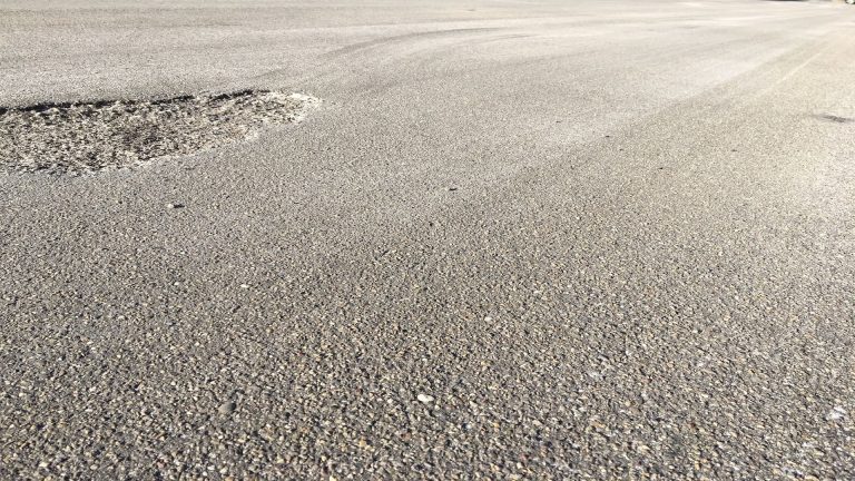 Omwonenden Alkmaarse singel willen snel reparatie asfalt
