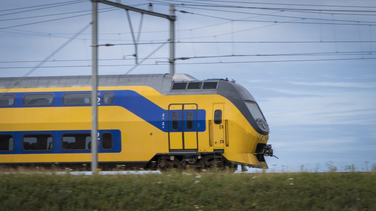 Trein rijdt skelter aan in Alkmaar
