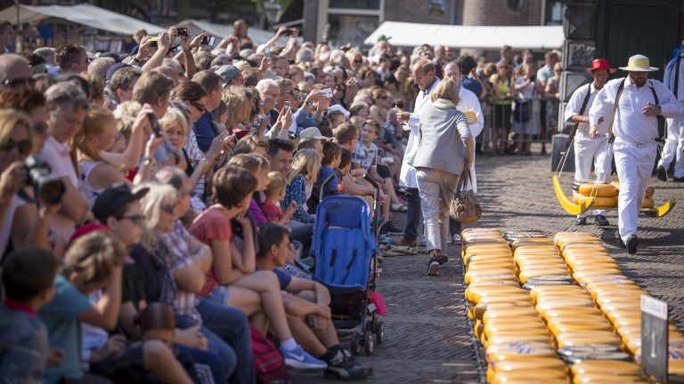 Gemeente wil tienduizend extra kaasmarktbezoekers