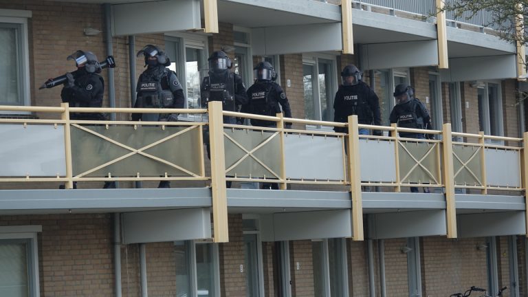 Politie massaal op de been in Mary Zeldenrust-Noordanusstraat in Alkmaar