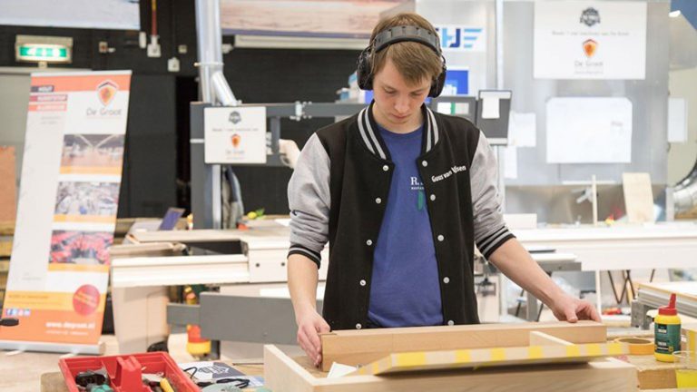 19-jarige uit Graft is beste meubelmaker van Nederland