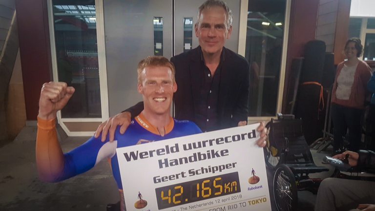 Geert Schipper breekt werelduurrecord handbiken in Sportpaleis