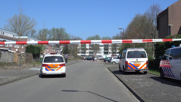 Schietincident El Grecohof: politie zoekt bestuurder en bijrijder van kleine rode auto