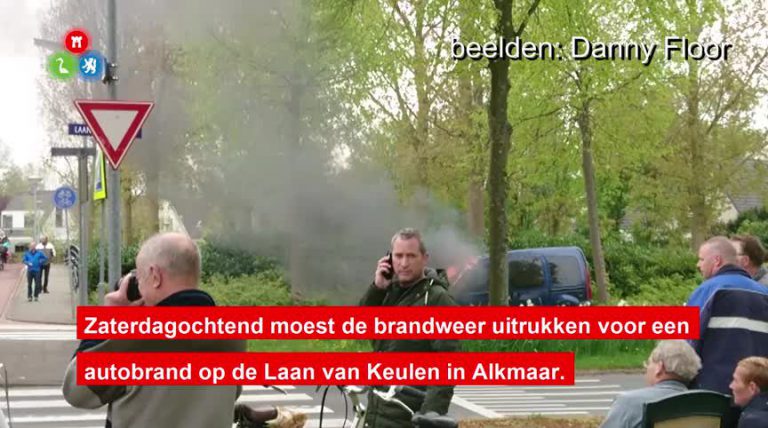 Auto vliegt in brand na kop-staartbotsing op Laan van Keulen in Alkmaar (VIDEO)