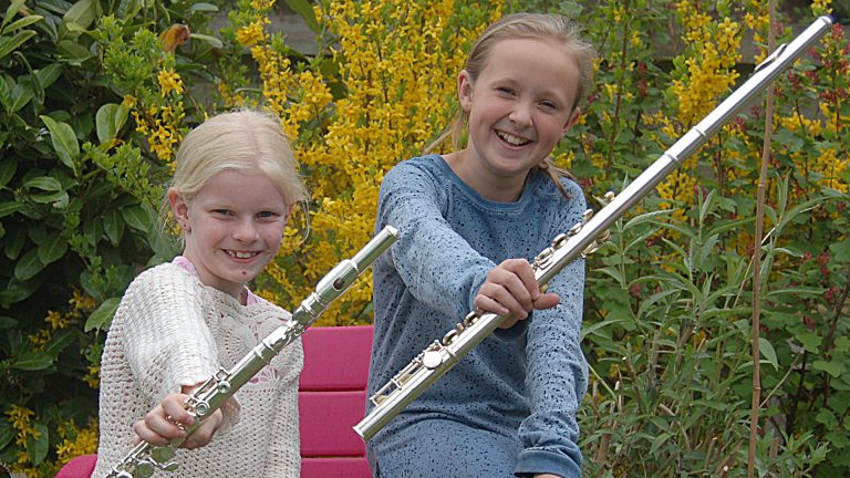 Kinderen maken kennis met muziekinstrumenten tijdens open dag ?