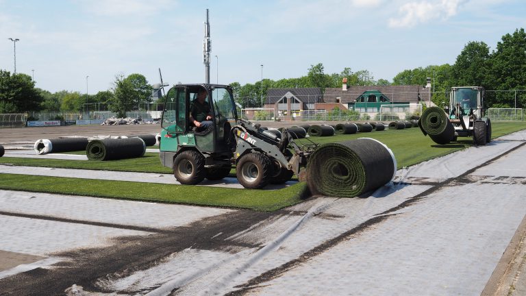 Alkmaar Sport en SV Koedijk bouwen hoofdveld om tot hybride grasveld