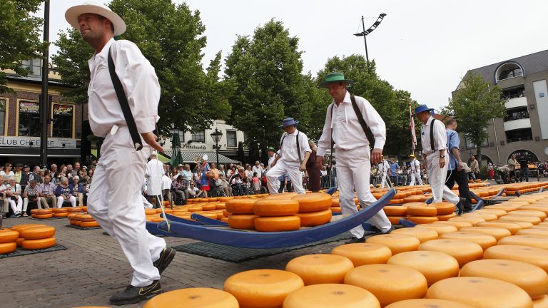 Raadsleden gaan strijd met elkaar aan om kaasmarktbel te mogen luiden