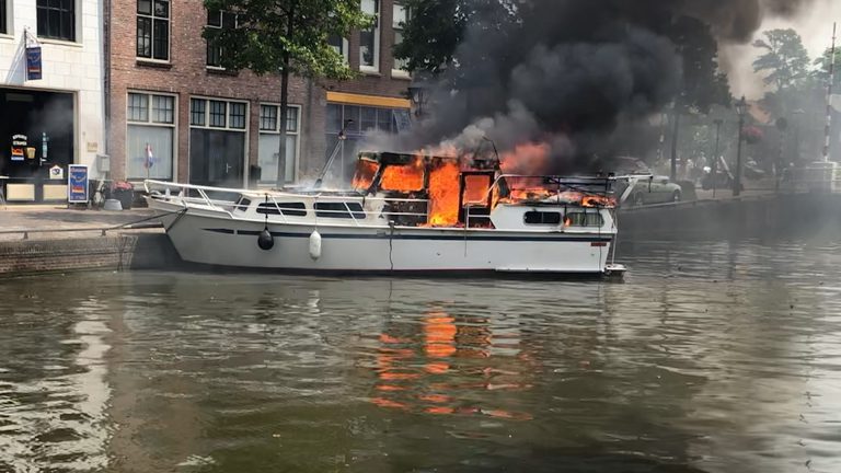Bootbrand ontstond tijdens het klussen, schipper “onder de vlammen”