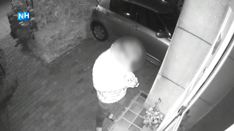 In beeld: vermoedelijke inbreker maakt door brievenbus foto van deurmat