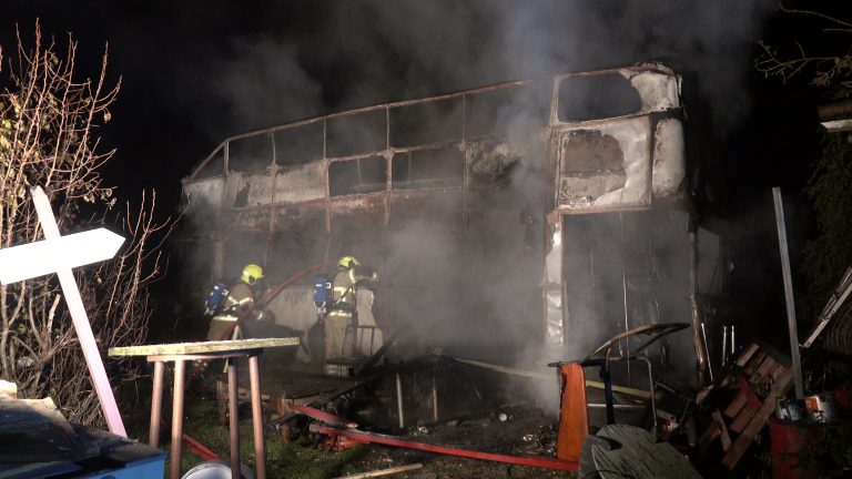 Oude dubbeldekker gaat in vlammen op in Driehuizen