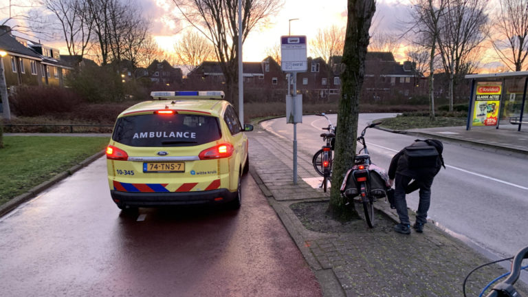 Dertienjarige fietser onderuit door gladheid op fietspad Laan van Troyes in Alkmaar