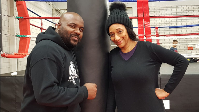 Disco-icoon Debbie Sledge verrast boksschool 8COUNTS met bezoek