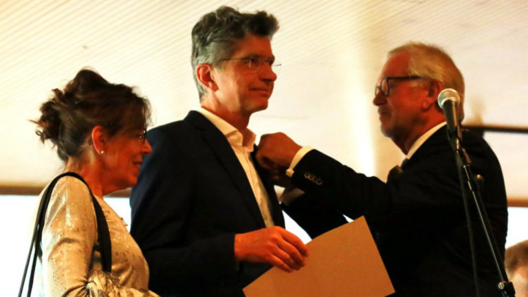 Pierre Sponselee geëerd met ere-insigne in goud van de stad Alkmaar