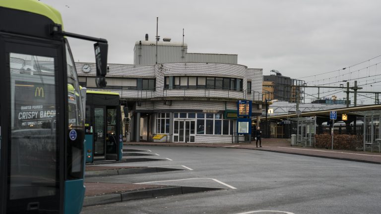 Dodelijk ongeluk busstation Alkmaar nagebootst door politie