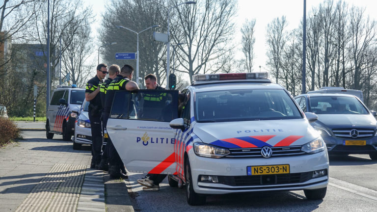 Politie rijdt auto klem na ‘signalering verboden wapenbezit’