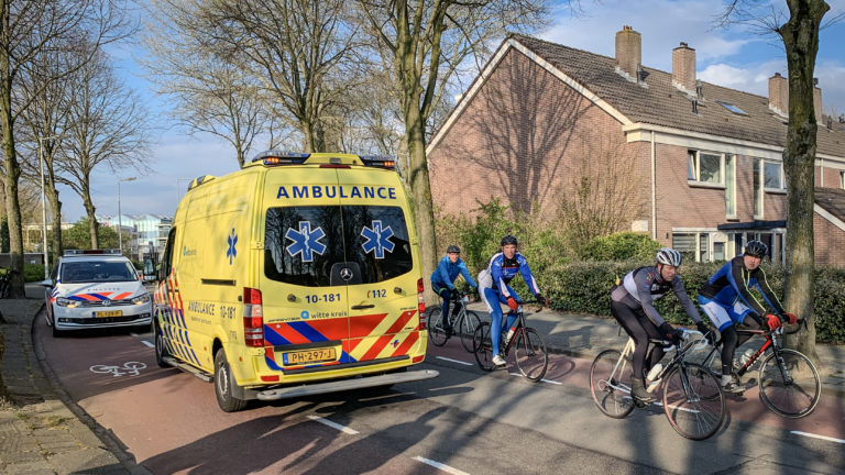 Deelnemer recreatieve Ronde van Noord-Holland gewond na ongeval in Alkmaar
