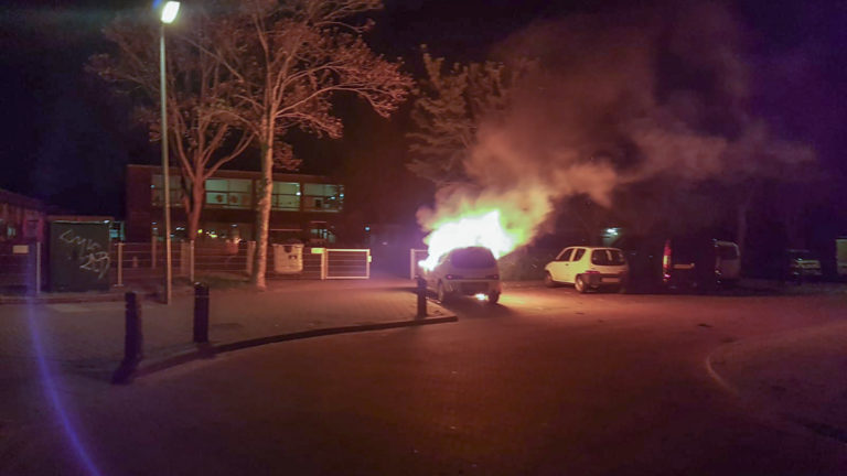 Politie op zoek naar getuigen autobrand Stalpaertstraat in Alkmaar