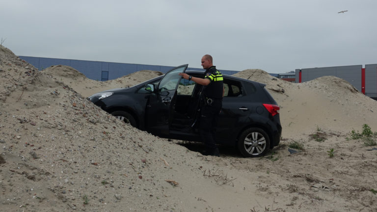 Auto belandt in zandheuvel in Boekelermeer; bestuurder gewond