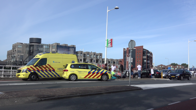 Auto botst met snorscooter op Kanaalkade; twee gewonden