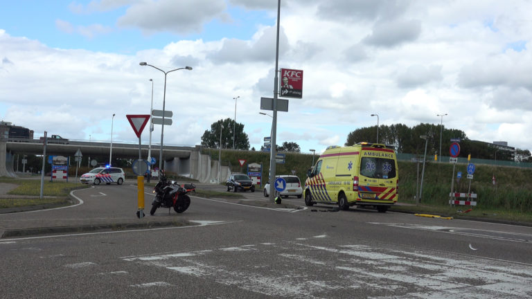 Motorrijder klapt op auto bij Smaragdweg