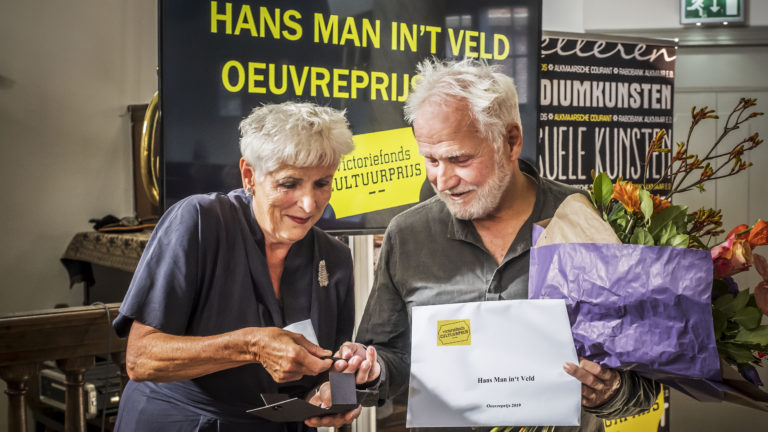 Hans Man in’t Veld ontvangt Victoriefonds Oeuvreprijs; “een bevlogen alleskunner”