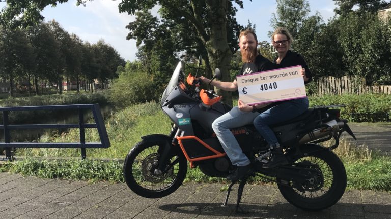 Wouter rijdt bijna fatale motortocht opnieuw en zamelt 4.040 euro in voor Hersenstichting