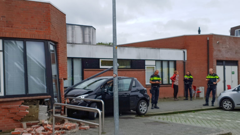 Twee gewonden na rammen pui gezondheidscentrum Oudorp