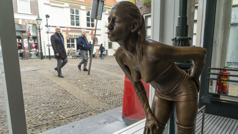 Oudste beroep vereeuwigd in Alkmaar: wulps beeld van prostituee op de Achterdam