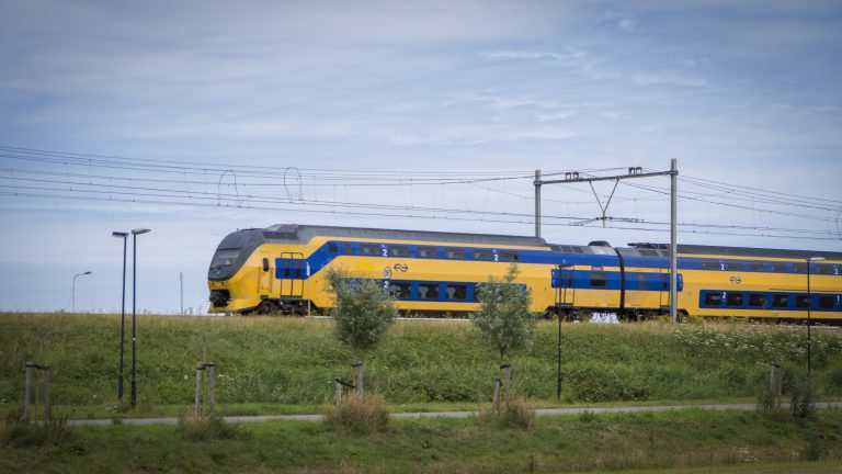 Trein rijdt tegen op spoor geplaatste vuilnisbak tussen Alkmaar en Heerhugowaard