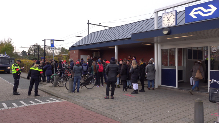 Gemoedelijke aankomst Jerry Afriyie en anti Zwarte Piet activisten bij station Alkmaar-Noord