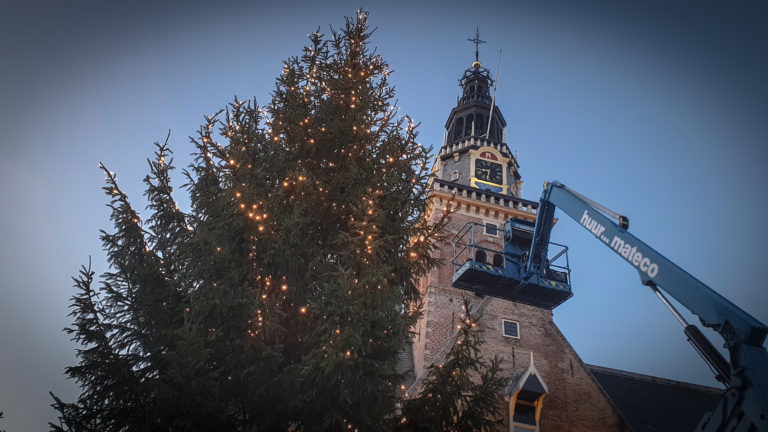 Dankzij Joris Linssen heeft Alkmaar dit jaar twee kerstbomen
