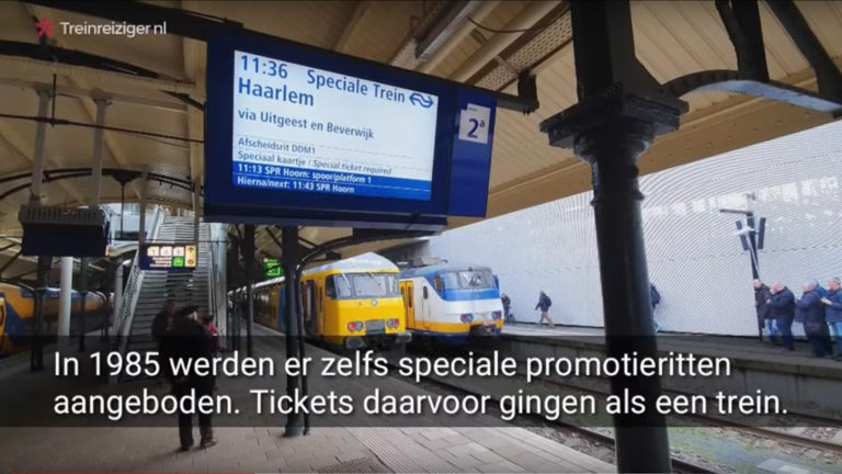Tientallen Alkmaarse treinspotters nemen afscheid van oude DDM-treinen