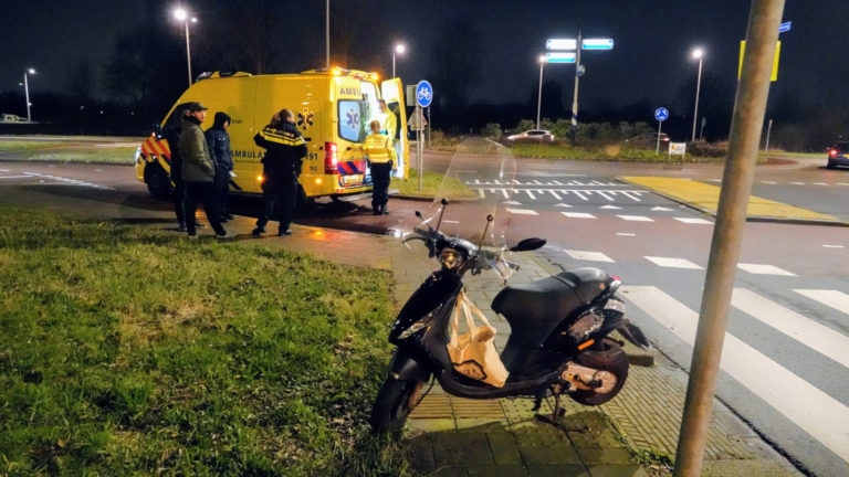 Scooterrijdster gewond bij aanrijding op rotonde Hertog Aalbrechtweg