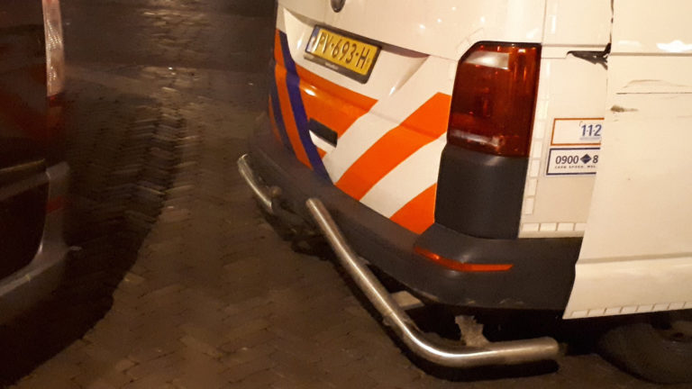 Mishandeling op Waagplein, taxichauffeur van slachtoffer rijdt tegen politiebus