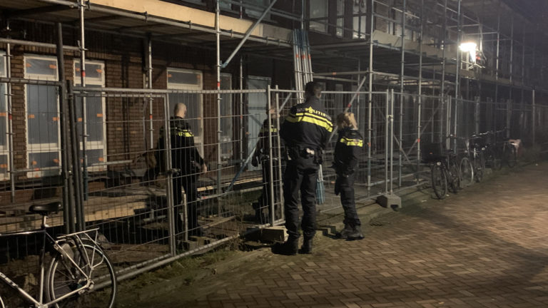 Alkmaarse politie zoekt tevergeefs naar persoon op bouwplaats aan Wolfpad