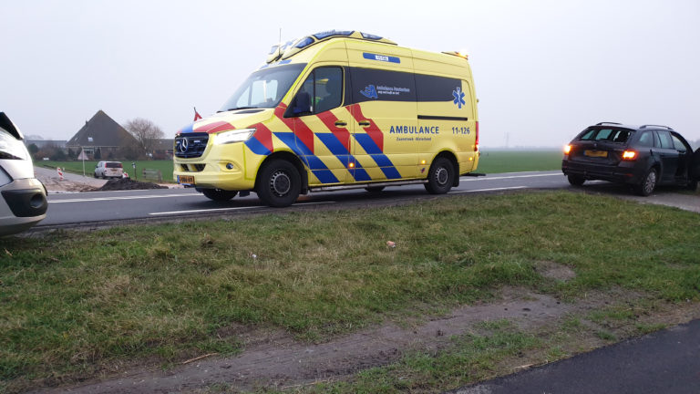 Gewonde bij kop-staartbotsing met drie voertuigen op N246 in Starnmeer