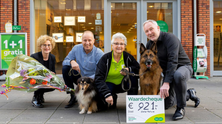 Specsavers Alkmaar doneert 920,53 euro aan noodlijdend Dierentehuis Alkmaar