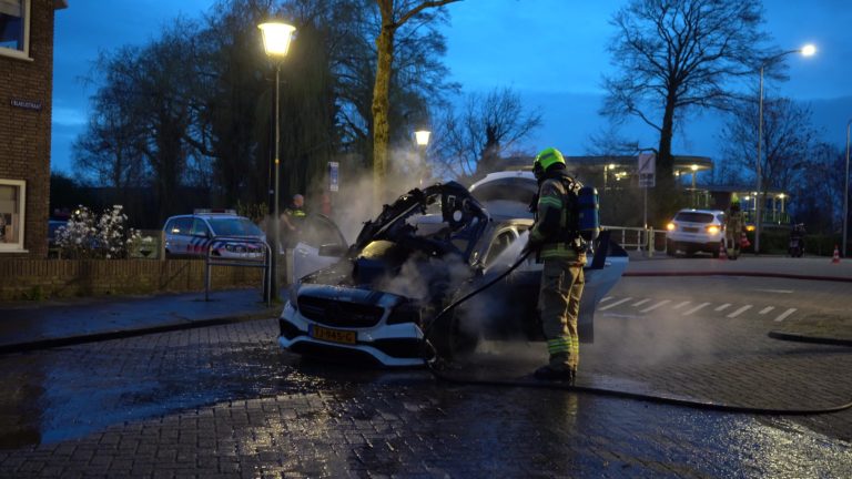 Rijdende Mercedes vat spontaan vlam en brandt uit