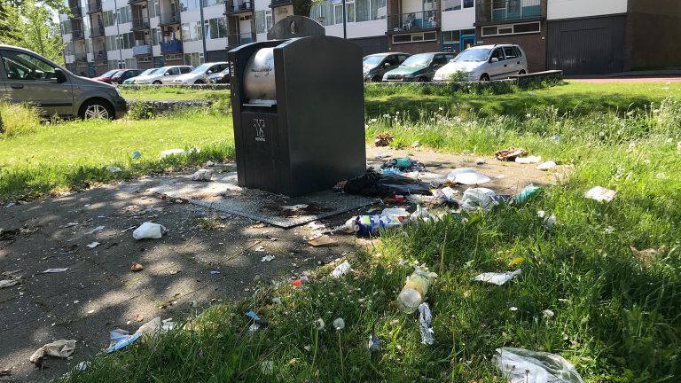 Toename van zwerfvuil en afval naast ondergrondse containers in Alkmaar